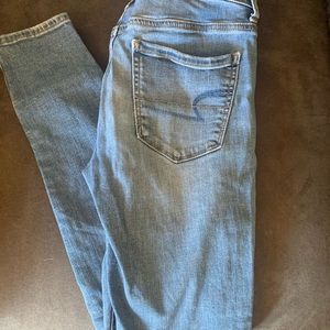 Light wash American Eagle Skinny jeans